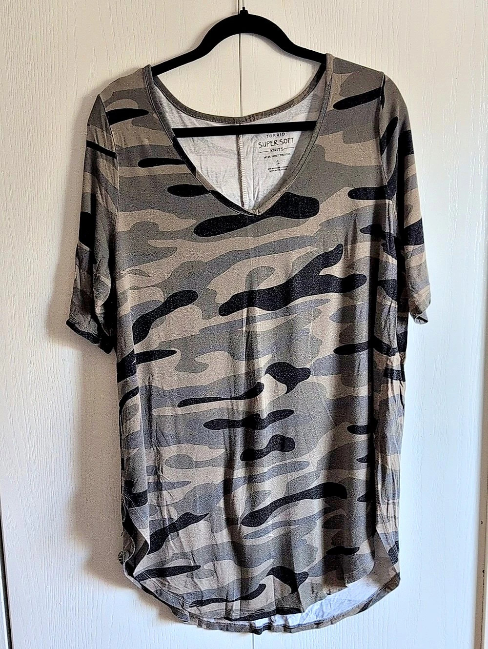 Torrid Super Soft Knits Camo Short Sleeve Top in Gray Size 1
